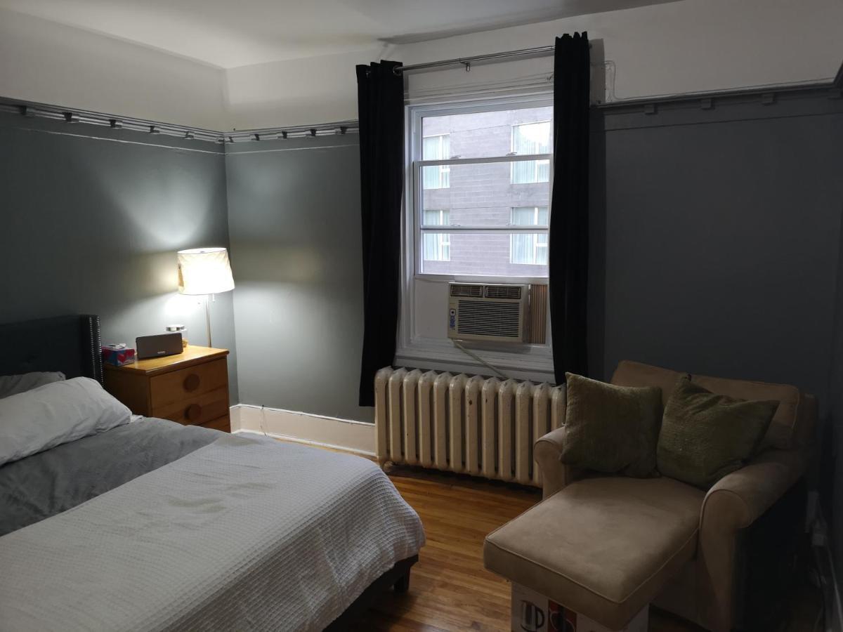 Room With King Bed In Shared 3 Bedroom Downtown Montreal Exterior photo