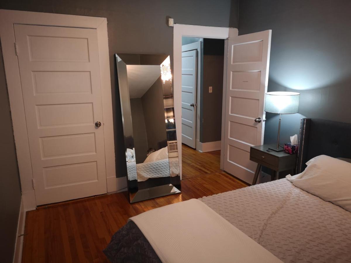 Room With King Bed In Shared 3 Bedroom Downtown Montreal Exterior photo