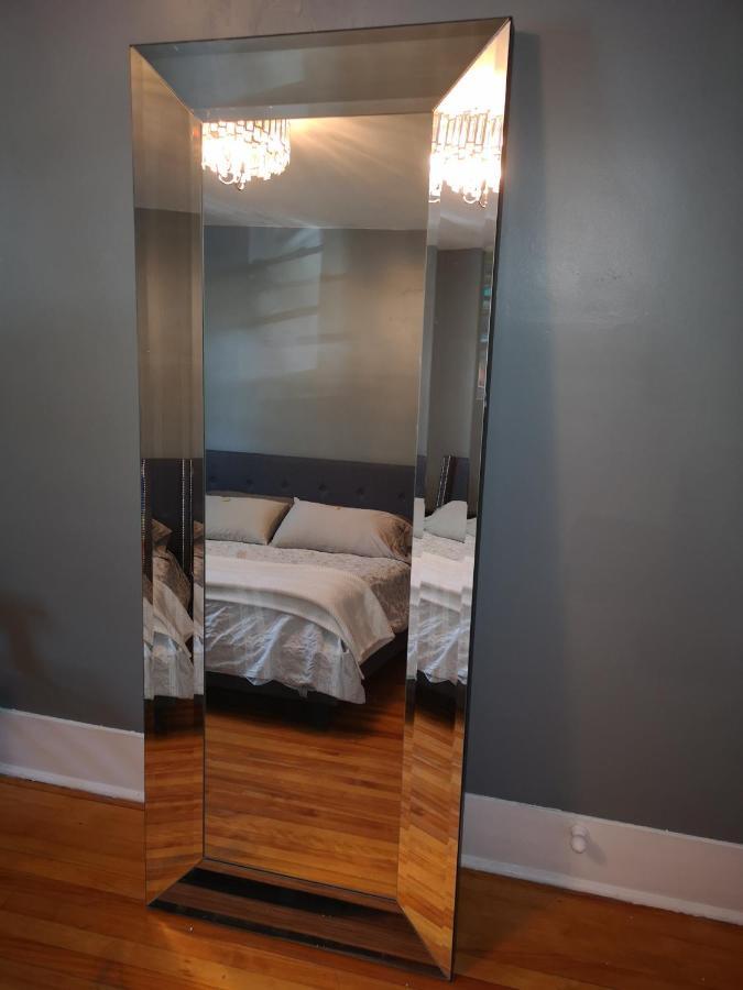 Room With King Bed In Shared 3 Bedroom Downtown Montreal Exterior photo