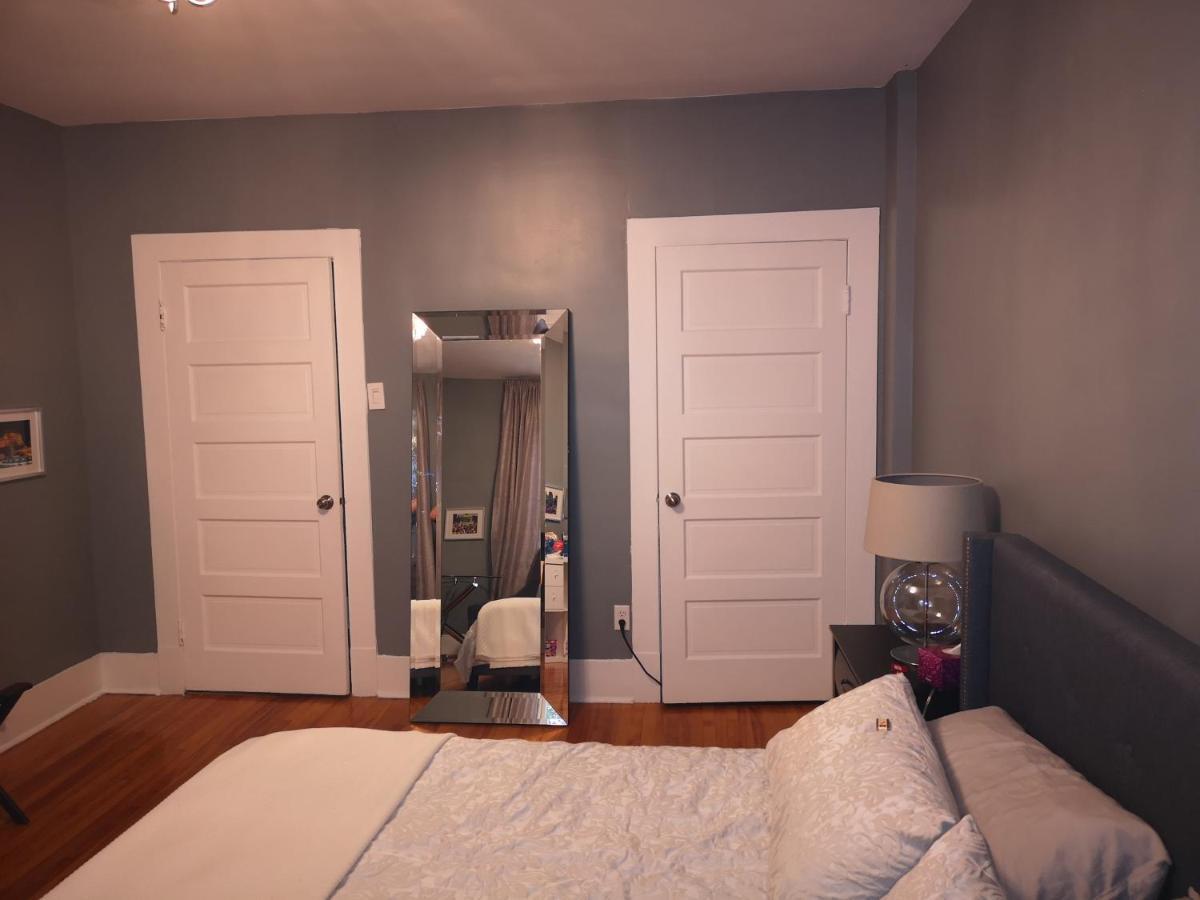 Room With King Bed In Shared 3 Bedroom Downtown Montreal Exterior photo